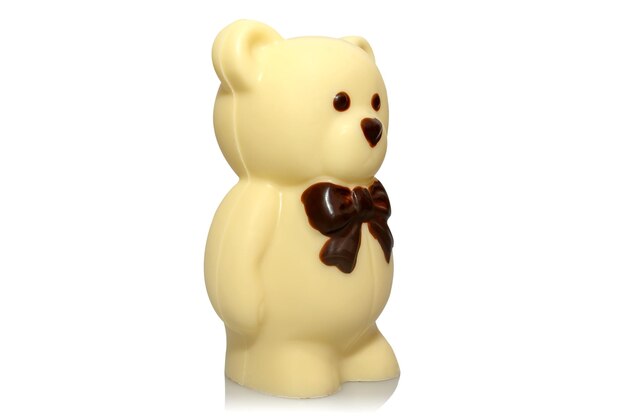 Un oso de peluche de chocolate blanco en un fondo blanco