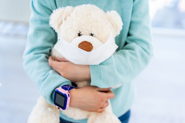 Oso de peluche en máscara médica