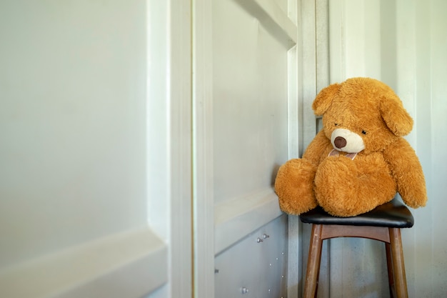 Oso de peluche sentado solo esperando algo de vuelta.