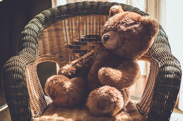 Foto oso de peluche en una silla en casa