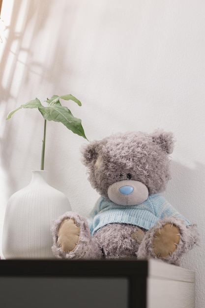 Foto un oso de peluche solitario está sobre la mesa de madera.