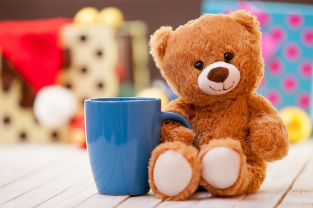 Oso de peluche con taza de café o té