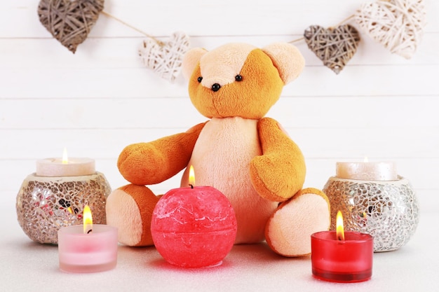 Oso de peluche con velas, concepto de amor