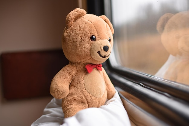 El oso de peluche viaja en un tren en un viaje Historia de aventuras Ferrocarril positivo Estilo de vida infantil