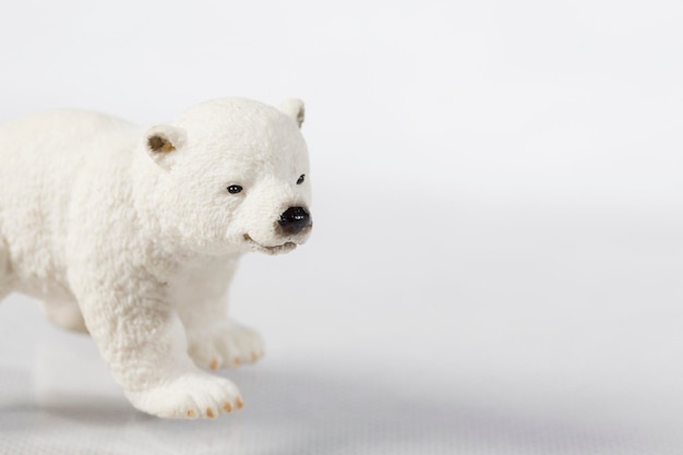 Oso polar de juguete sobre un fondo blanco Cara de oso grande