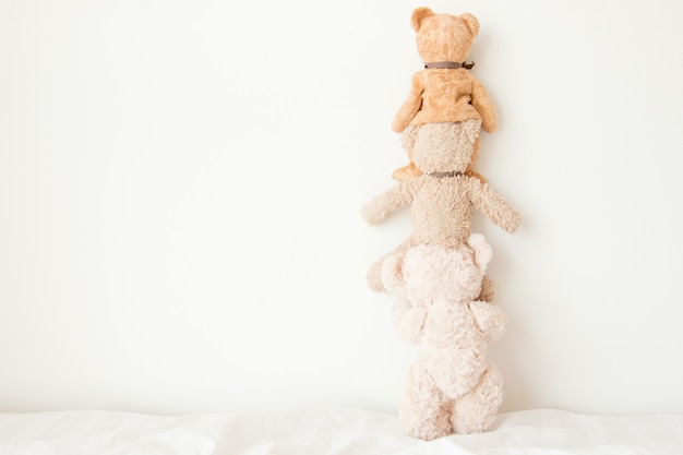 Foto los osos de peluche hacen una pirámide de acróbatas, son juguetones y felices.