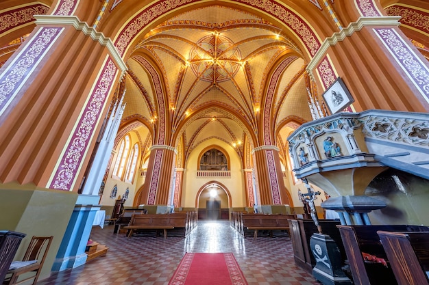 OSSAVA BELARUS AUGUST 2020 Innenkuppel und Blick in eine alte gotische katholische Kirchendecke