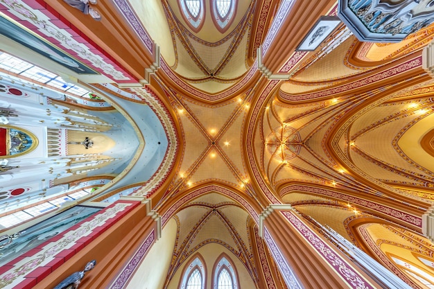 OSSAVA BIELORRÚSSIA AGOSTO 2020 cúpula interior e olhando para um antigo teto de igreja católica gótica