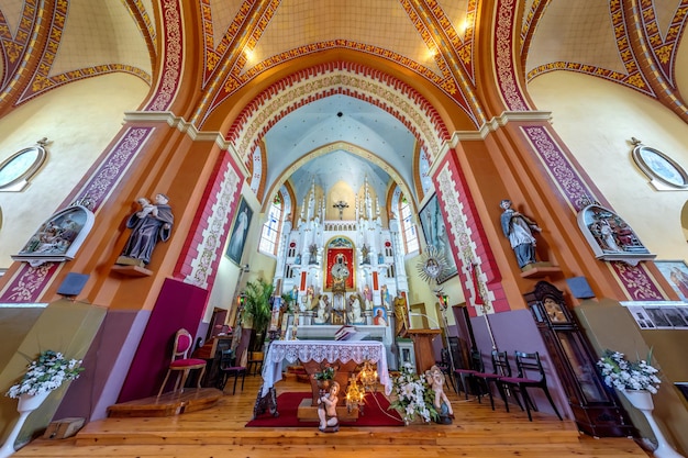 OSSAVA BIELORRUSIA AGOSTO DE 2020 cúpula interior y mirando hacia el techo de una antigua iglesia católica gótica