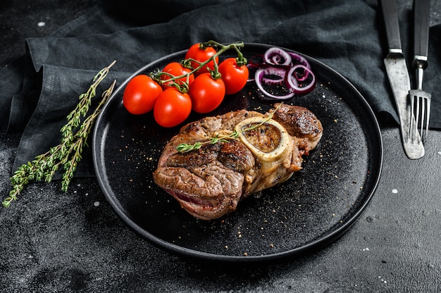 Osso Buco carne con tomate en un plato