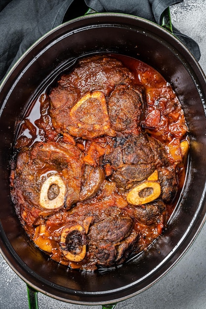 Ossobuco Cross Cut Kalbshaxe geschmort mit Tomaten und Gewürzen Rindfleisch Ossobuco Weißer Hintergrund Ansicht von oben