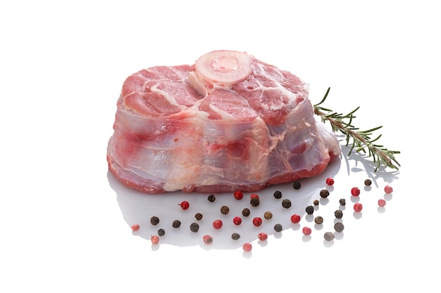 Foto ossobuco de vitela crua com grãos de pimenta