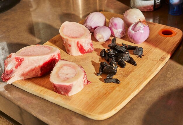 Ossobuco con husillo Ternera y ajo negro en un plato listo para cocinar Cocina gourmet francesa