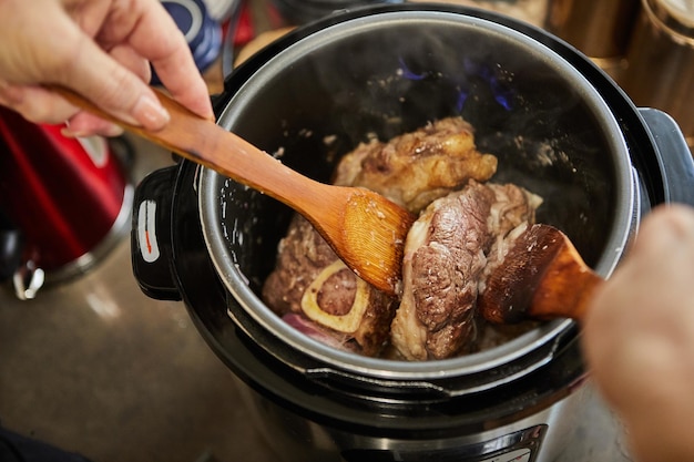 Ossobuco con huso La ternera se fríe en olla a presión y se mezcla con espátulas de madera Cocina gourmet francesa