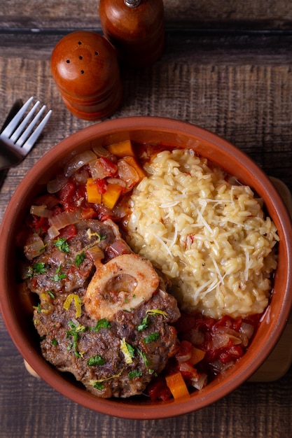 Ossobuco Kalbfleischkeulen mit Safranrisotto in Mailänder Gremolata und Soße Traditionelles italienisches Gericht Nahaufnahme