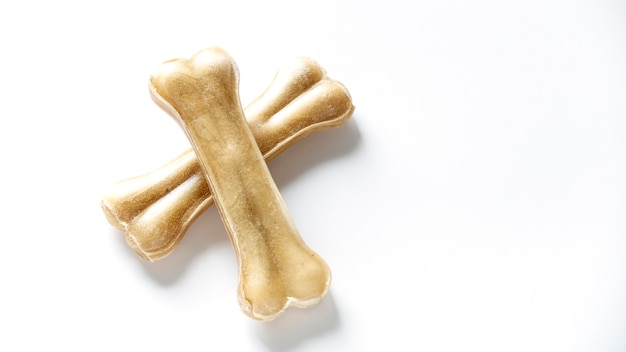 Foto ossos de comida de cachorro isolados no branco