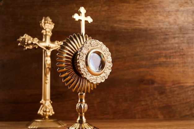 Foto ostensório de corpus christi para adoração em cerimônia na igreja católica