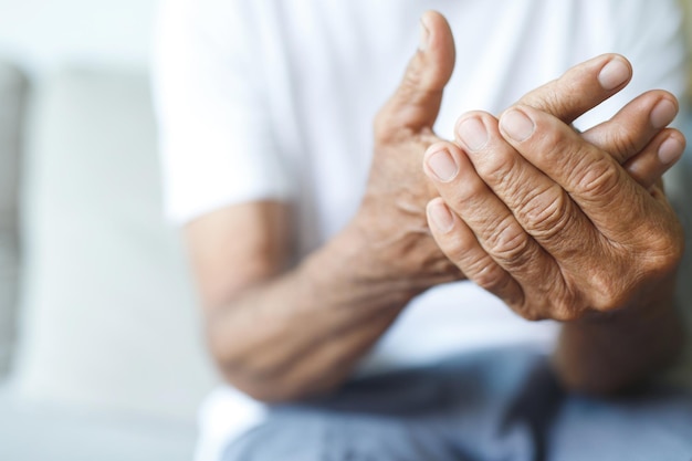 Foto la osteoartritis es una causa común de dolor en las manos en las personas mayores