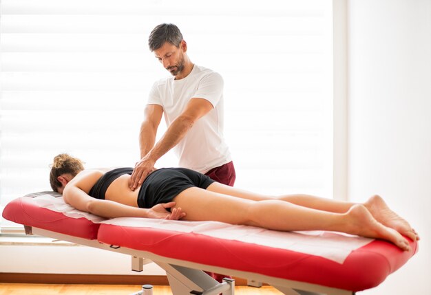 Osteopata fazendo tratamento paravertebral