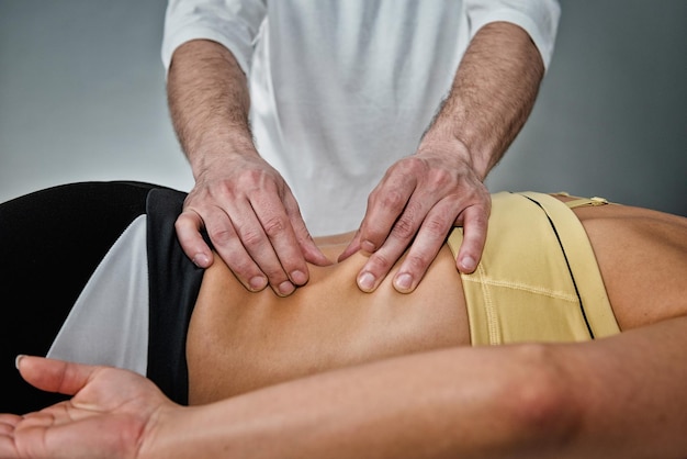 Foto osteópata trabajando con el paciente