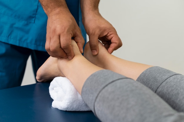 Foto osteopathie-patient, der eine behandlungsmassage erhält