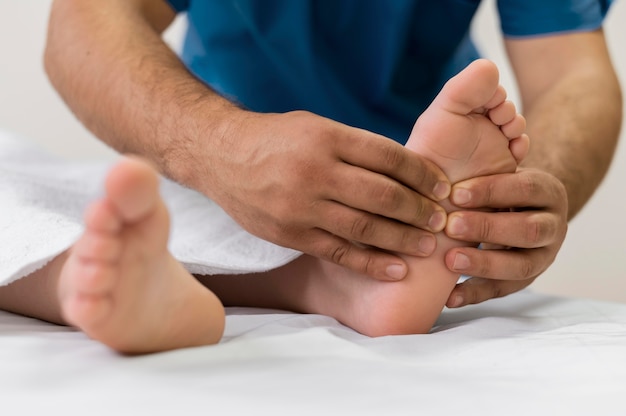 Foto osteopathie-patient, der eine behandlungsmassage erhält