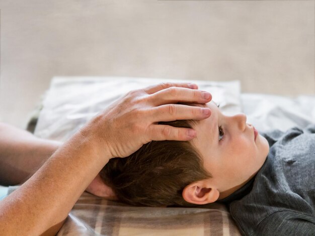 Foto osteopathy treatment for a child