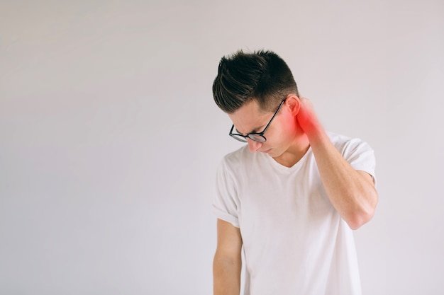 Osteoporosis de la columna. Escoliosis. Problemas de la médula espinal en el cuello del hombre. hombre que sufre de dolor aislado en blanco