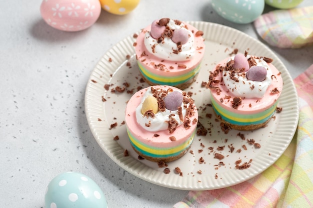 Oster-Mini-Käsekuchen mit Zuckereiern und Schlagsahne