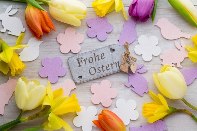 Oster- und Frühlingsdekoration, Blumen und Eier.