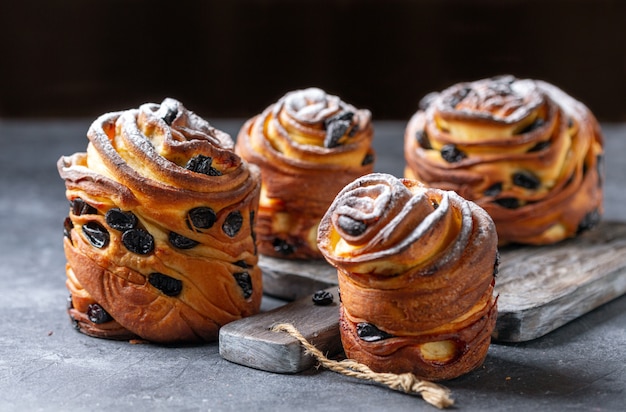 Oster-Vanille-Kuchen mit Rosinen und Orangenschale.