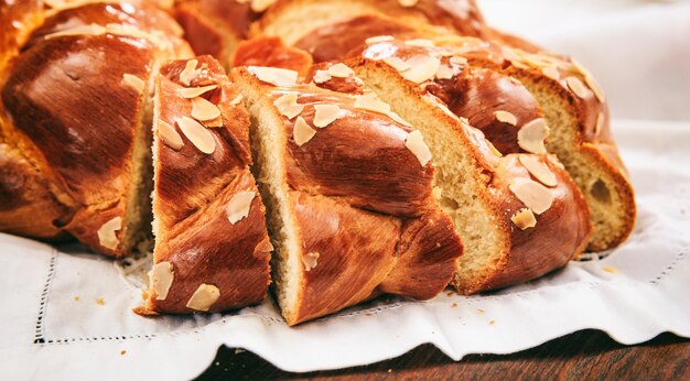 Osterbrot auf einem Tisch