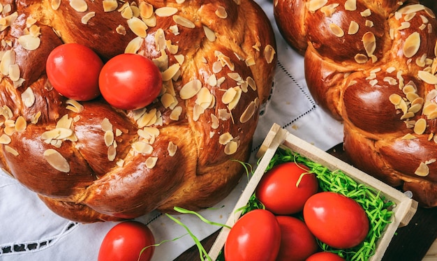 Osterbrot und -eier auf einer Tischplatteansicht