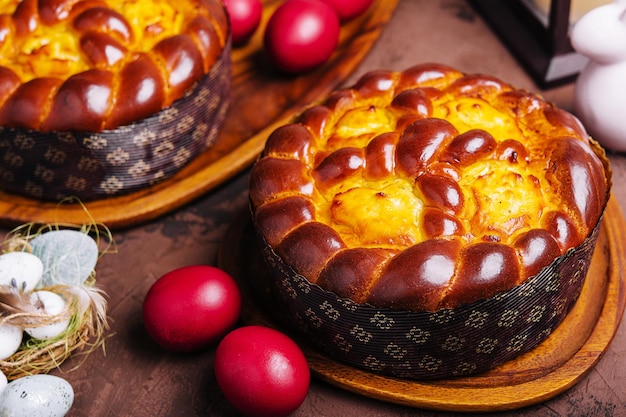 Osterbrot und Eier auf Holz