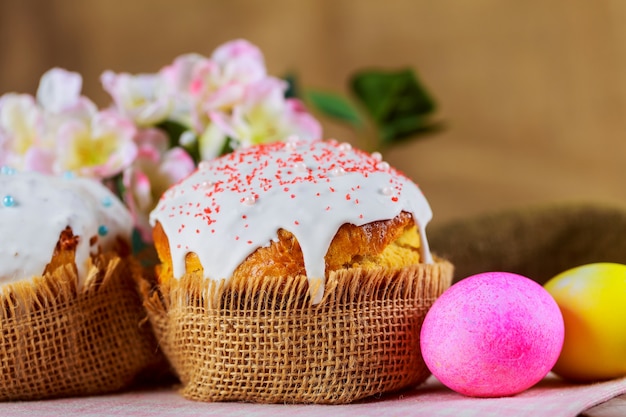 Osterbrot und Eier mit Apfelblüte