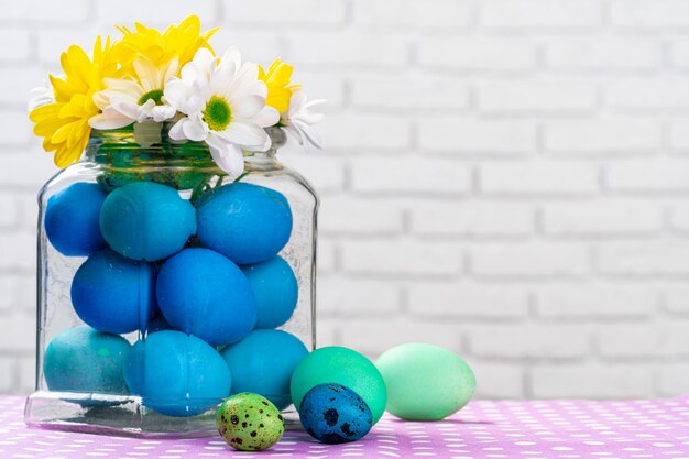 Osterdekoration. Blumenstrauß mit bunten Eiern