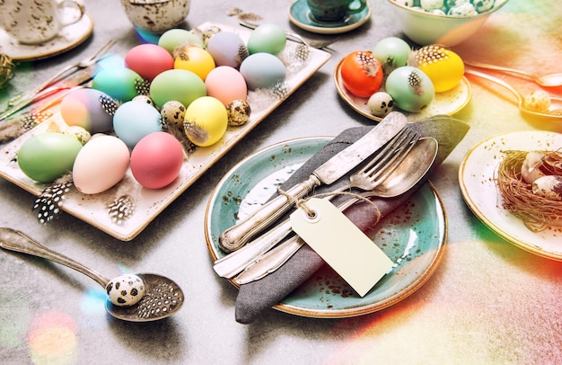 Foto osterdekoration bunte eier und grüne pflanzen getöntes bild im vintage-stil