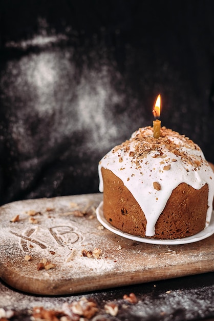 Osterdessert mit weißem Zuckerguss auf einer Holzbrettaufschrift mit Mehl auf Ukrainisch