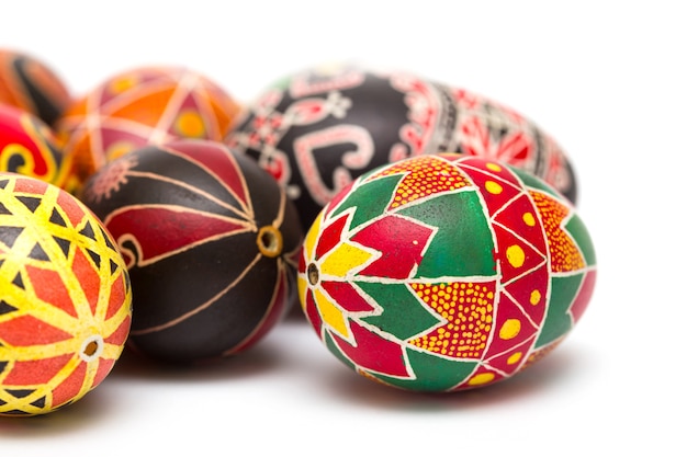 Osterei Pysanka auf weißem Hintergrund