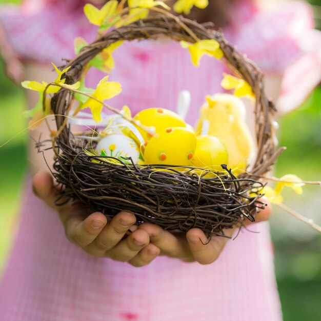 Ostereier auf grünem Gras Frühlingsferienkonzept