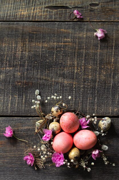 Ostereier auf Holzhintergrund Rosa handgefertigte Ostereier in einem Korb