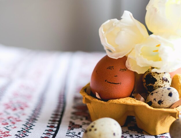 Ostereier auf rustikalem Tisch mit weißen Tulpen