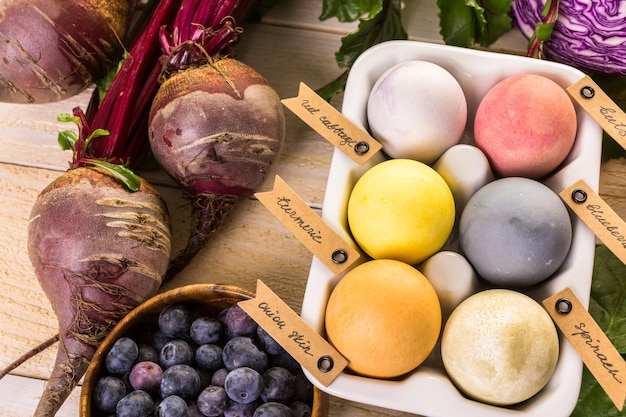 Ostereier bemalt mit natürlicher Eierfarbe aus Obst und Gemüse.