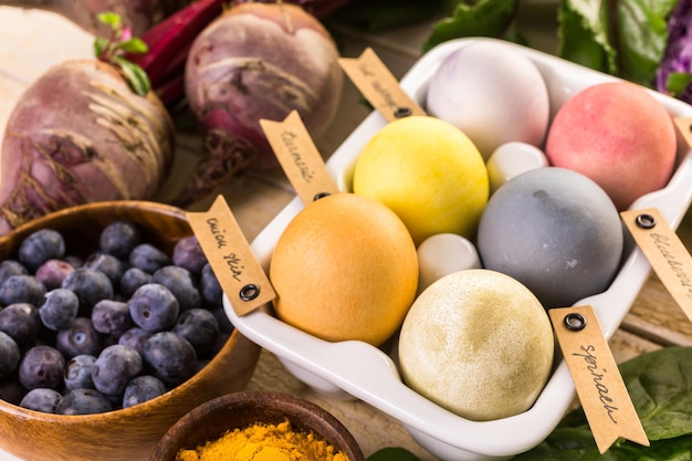 Ostereier bemalt mit natürlicher Eierfarbe aus Obst und Gemüse.