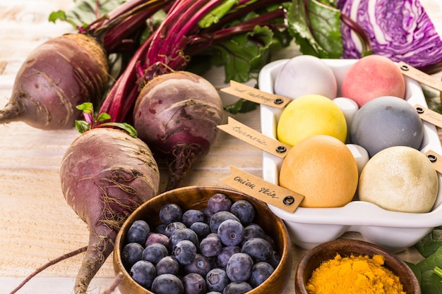 Ostereier bemalt mit natürlicher Eierfarbe aus Obst und Gemüse.