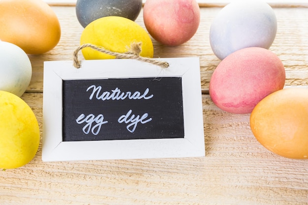 Ostereier bemalt mit natürlicher Eierfarbe aus Obst und Gemüse.