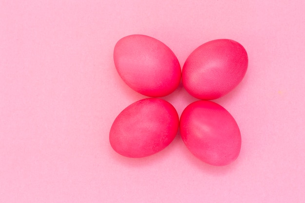 Ostereier der rosa Farbe auf einem rosa Hintergrund. Frohe Ostern.