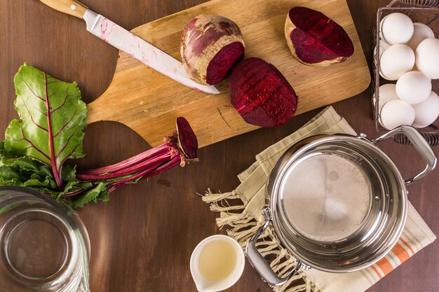 Ostereier färben mit natürlichen Farbstoffen.