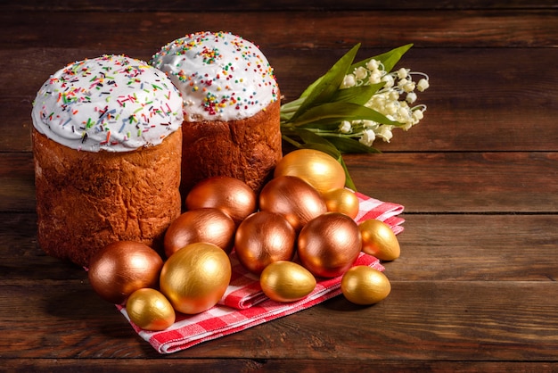 Ostereier Gold und Bronze und Osterkuchen. Vorbereitung auf den Urlaub