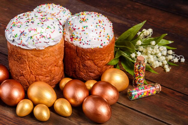 Foto ostereier gold und bronze und osterkuchen. vorbereitung auf den urlaub